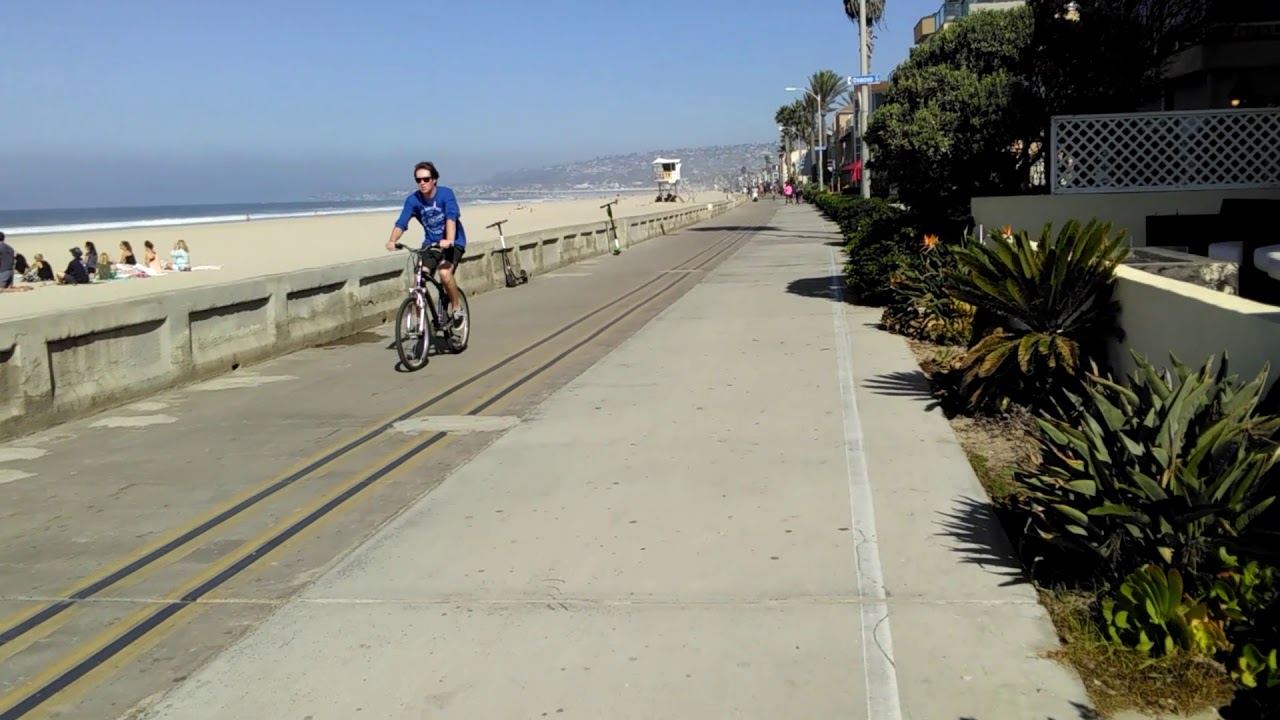 Midmorning stroll along the Pacific Beach boardwalk in San Diego