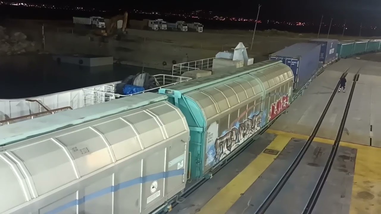 Eisenbahnfähre Van - Tanvan (Vansee) : Ent- und Beladung mit Güterwagen