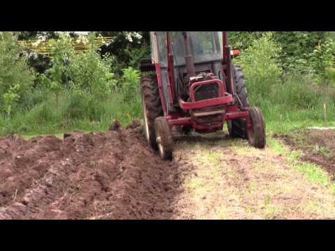 Video: Hoe ploeg je een veld?