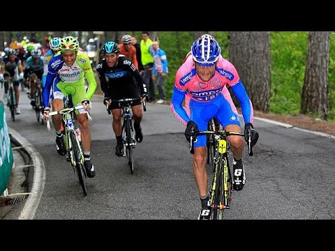 Video: Michele Scarponi treeningpartner papagoi naaseb kohta, kus rattur oma elu kaotas