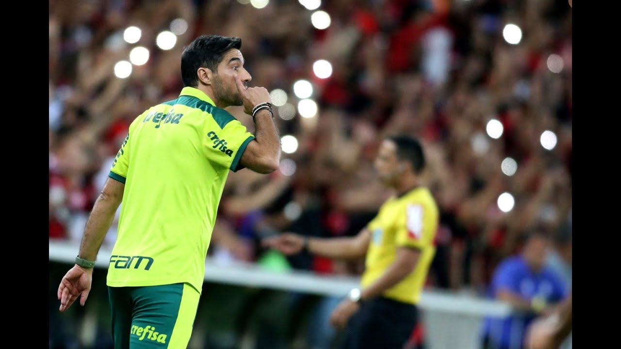 CHORO, FAMÍLIA PALMEIRAS, EDUCAÇÃO E BRONCA DA FILHA: ABEL FERREIRA É OVACIONADO NA BIENAL DO LIVRO