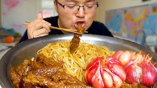 One catty of spicy beef tendon is covered with one catty of noodles  and the big sao eats one basin