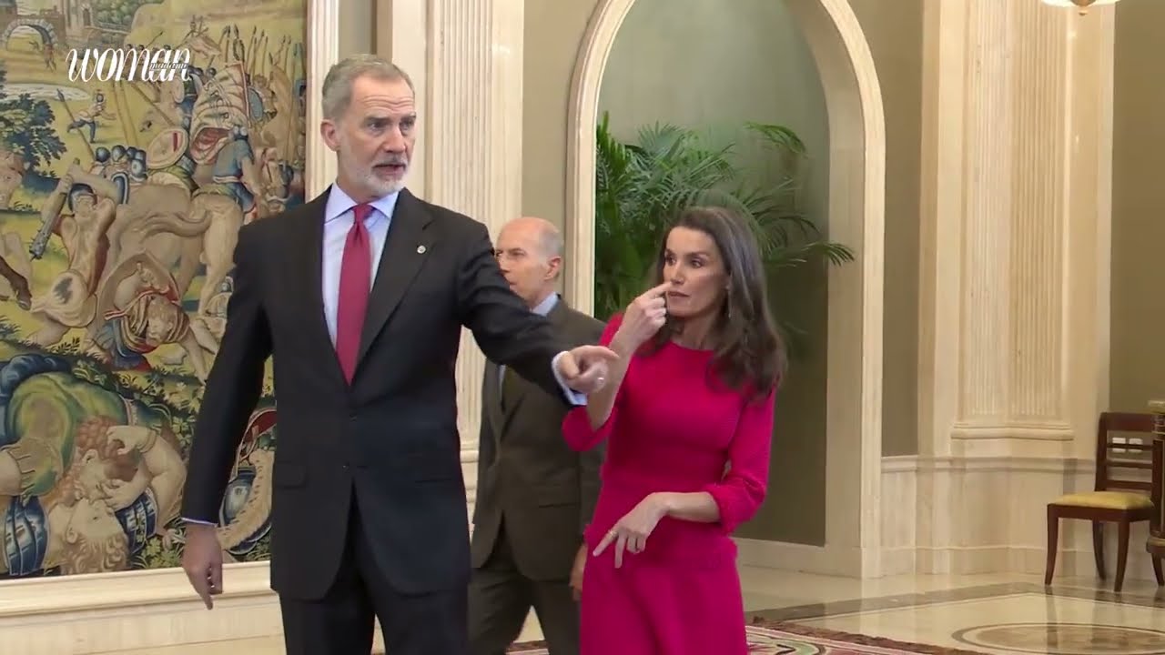El comentado gesto del rey Felipe VI con la reina Letizia: corrige su  posición en Zarzuela