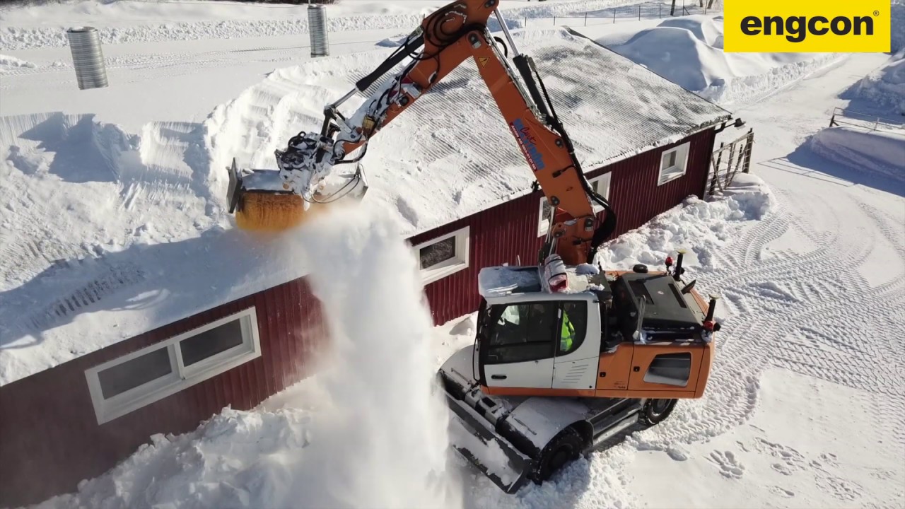 Sweeping snow with a Liebherr 916, engcon Tiltrotator and Sweeper Roller