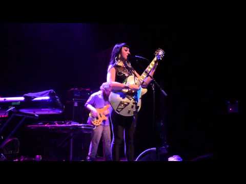 Hiatus Kaiyote Performs