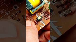 Testing the PC817 optocoupler with an analogue multimeter. #optoacoplador #diode #anode