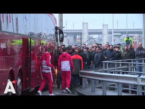 Spelersbus tegengehouden door woedende fans