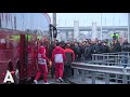 Spelersbus tegengehouden door woedende fans
