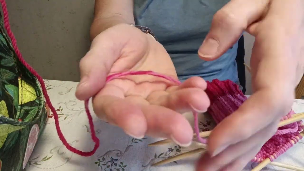 Мой любимый способ присоединение нитей при вязании. Почему резинки на запястьях. 30 /10 2025 года.