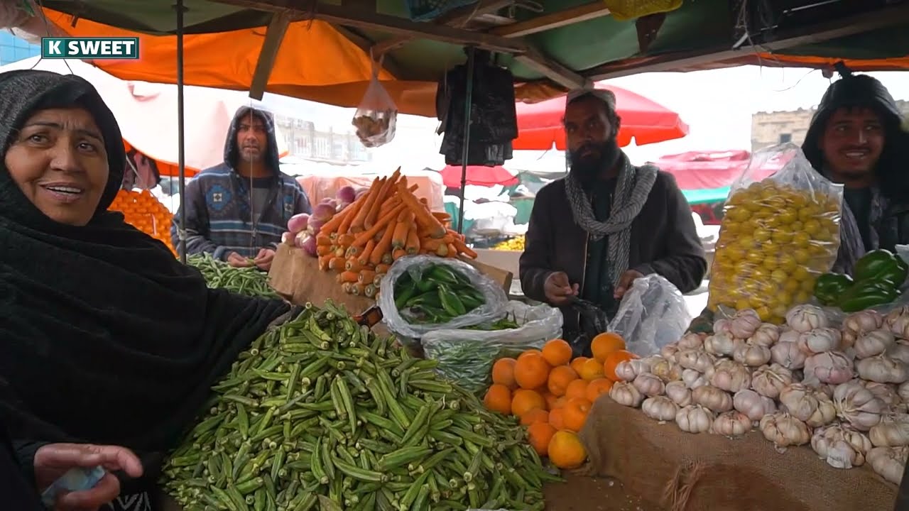 خاله نفیسه و بی بی جان به کوته سنگی رفتن تا مواد آشپزی خود را بخرند که سرشان بیربارک شد
