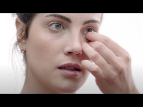Wideo: Jak wyjąć soczewki kontaktowe bez dotykania oka: 12 kroków