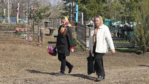 Узнав, что мы носим на могилку к прабабке искусственные цветы, батюшка одернул нас
