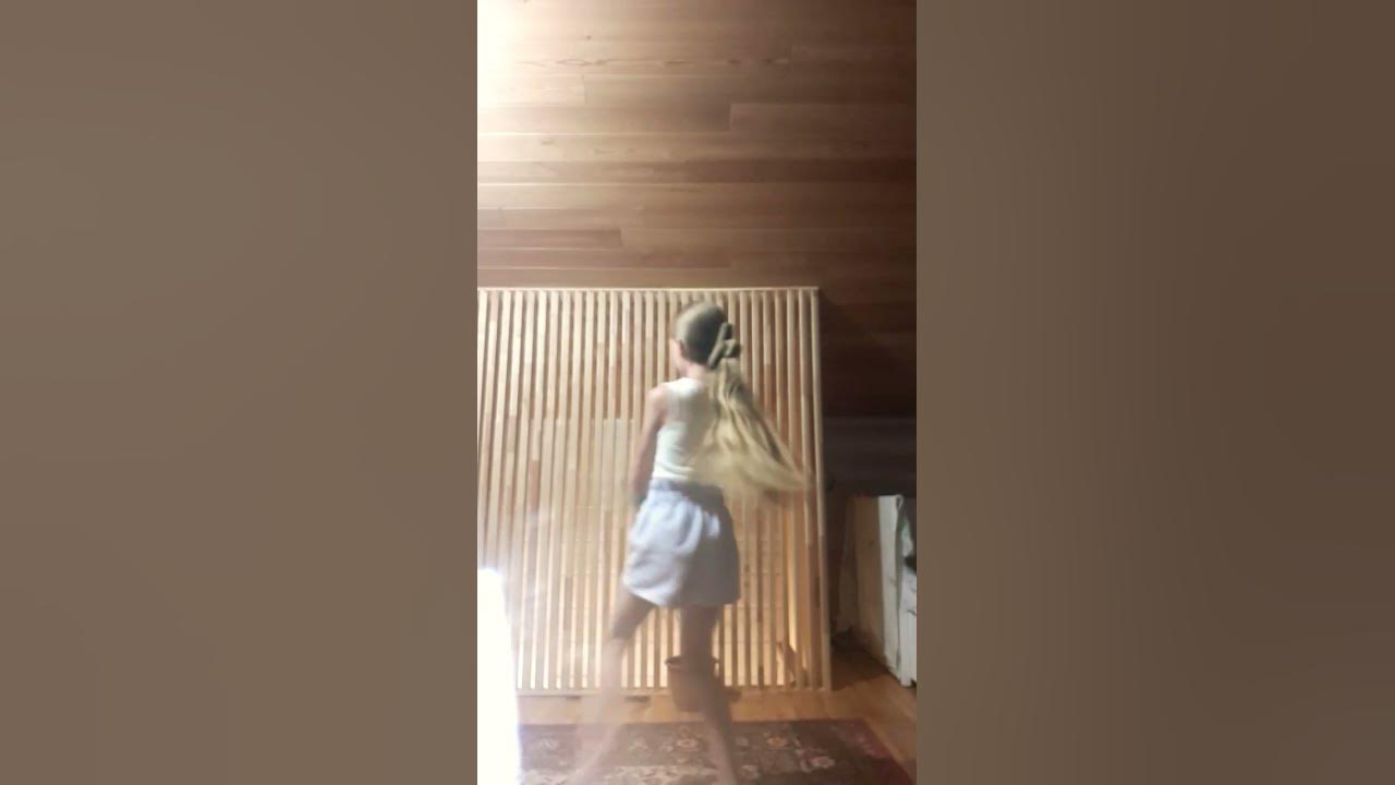 Сейчас кушаем йогурт Даниссимо с карамелью малиной - YouTube