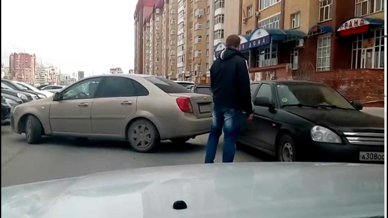 Задел припаркованную машину
