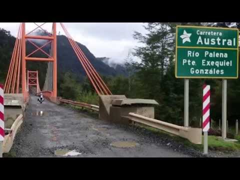 La carretera austral à moto, passage du pont sur le "rio Palena"