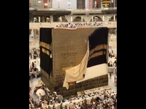 تغير كسوة الكعبة المشرفة