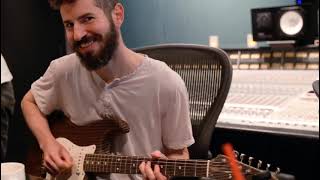 Gitar unik dari kardus milik Brad Delson (gitaris Linkin Park)