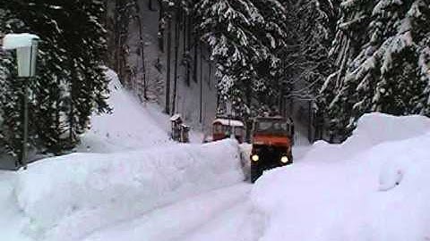 Unimog u1200 beim streuen