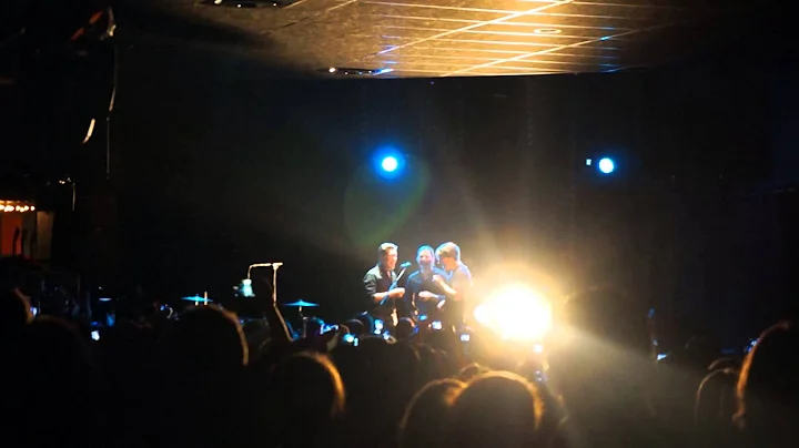 Hanson - Too Much Heaven (Bee Gees cover) in Paris - 13.12.2013