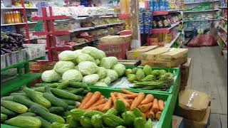 Melihat Tataan Barang  di Toko Sayur