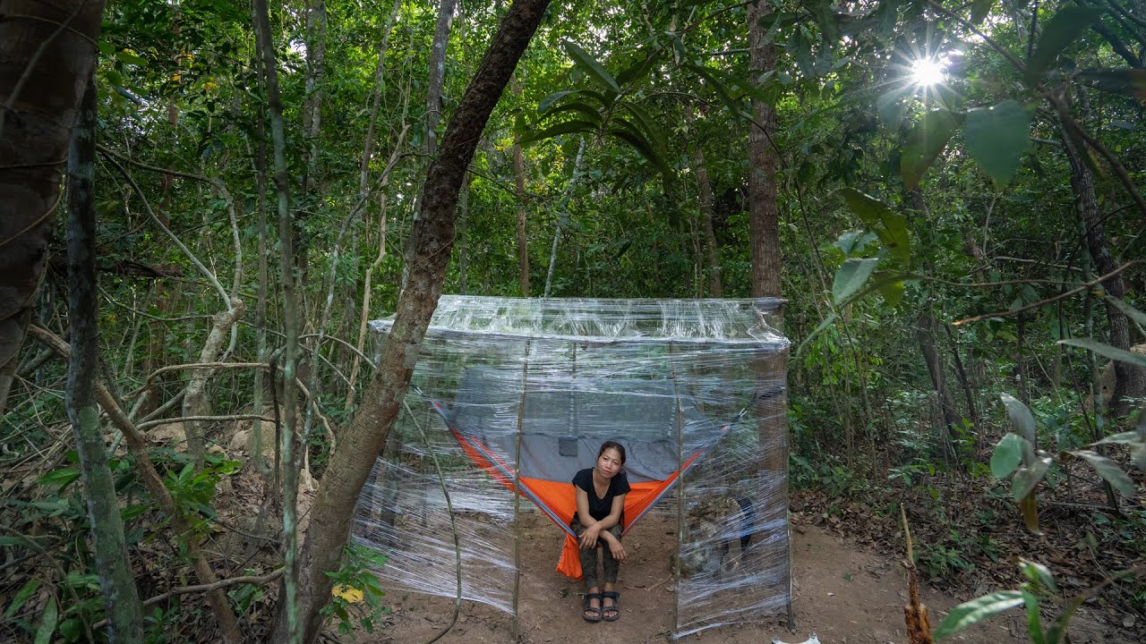 Amazing Girl Built a Complete Warm Plastic Wrap Survival Shelter in The ...