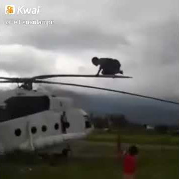 Ayunan helikopter bikin ngakak papua