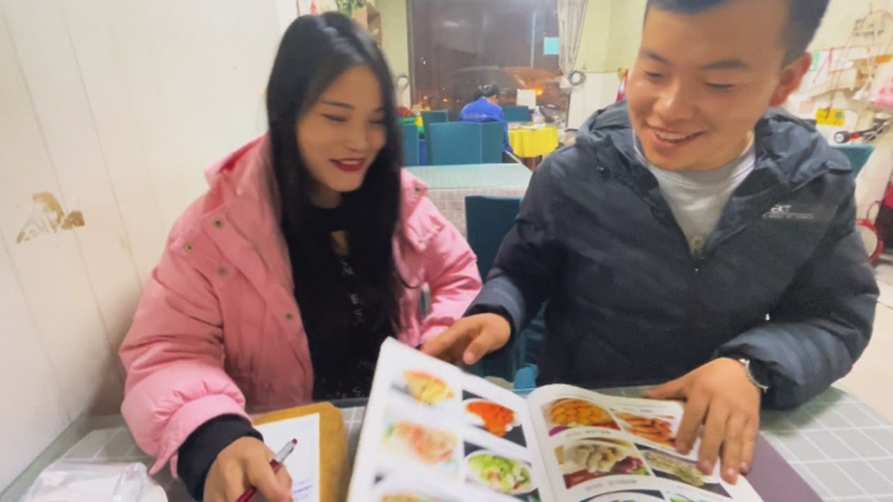 刚下班女塔吊司机就请吃饭，结果饭桌上，小伙被怼的无话可说！【塔吊于野】