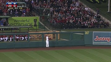TEX@LAA: Trout leaps near the wall for the catch
