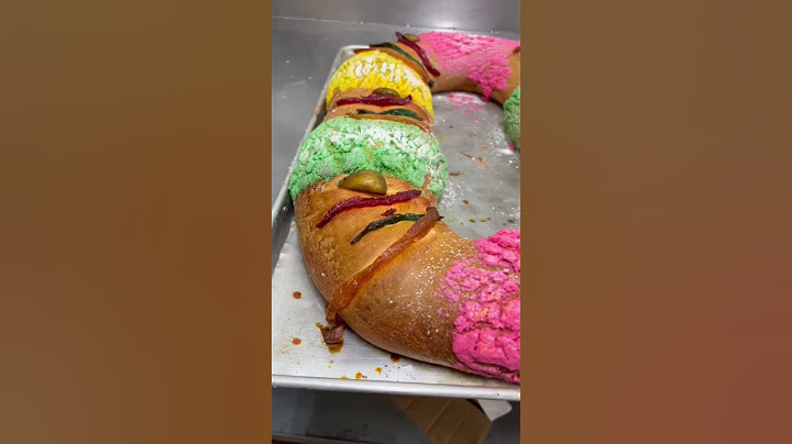 Trying a Mexican King Cake! Rosca De Reyes from Arandas Bakery in Houston #foodie #roscadereyes