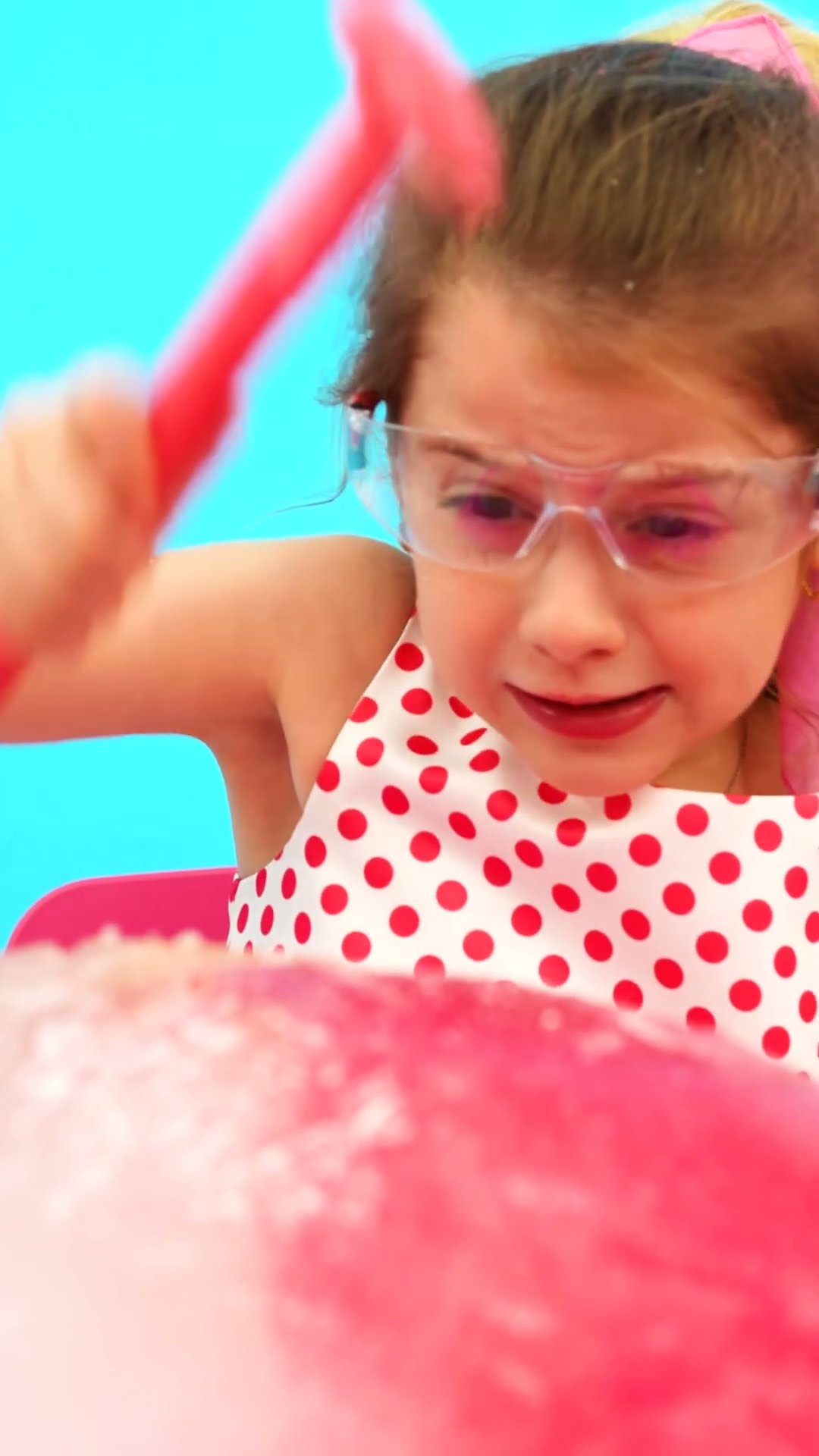Eva and Pink vs Blue Challenge #shorts #evabravoplay#eva