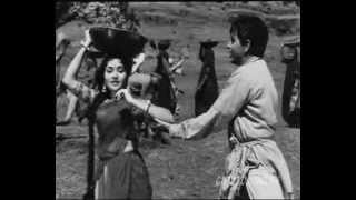 Singers : asha bhonsle and rafi chorus lyrics ; sahir ludhianvi music
o p nayyar movie naya daur ( 1957)