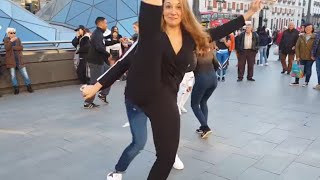 🔥me pongo a bailar salsa cubana y ánimo a la gente en plena calle Resimi