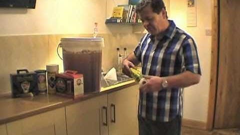 Home Brew Beer Making - Part 3: Finishing the Fermentation & Barreling