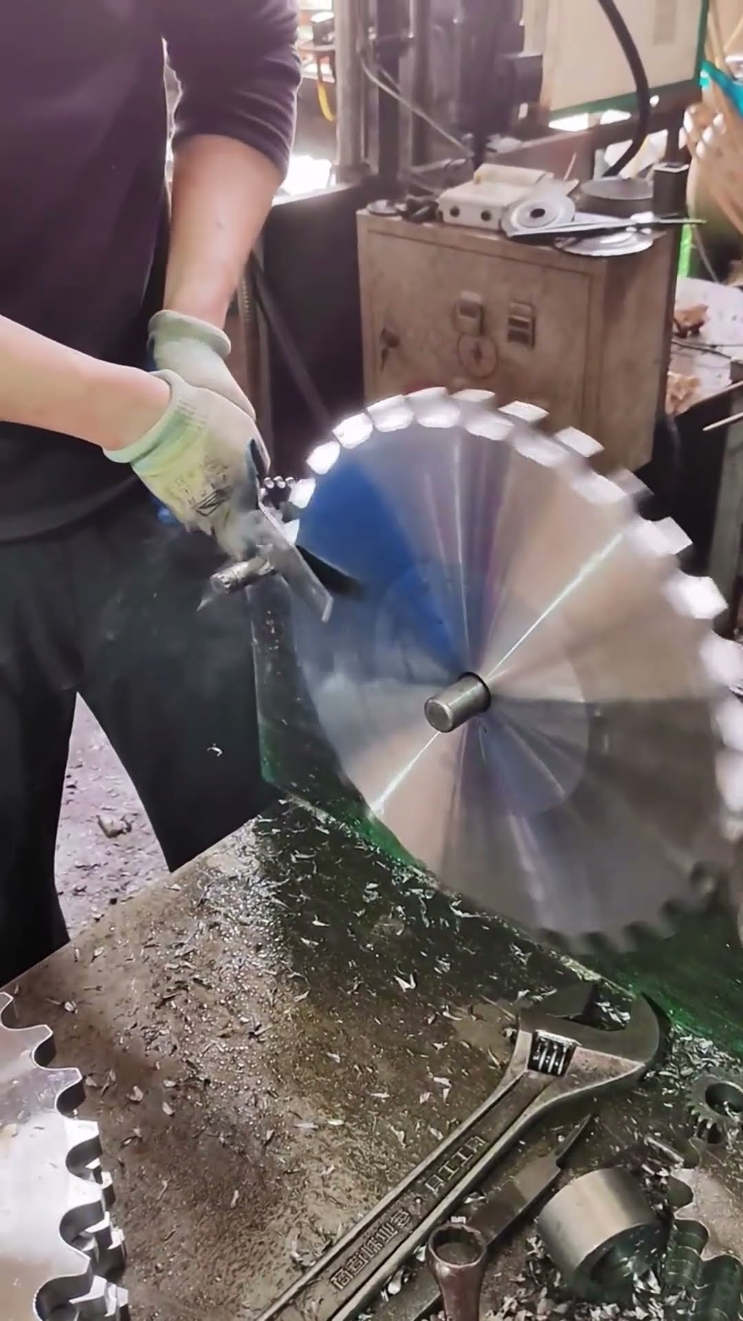 Sprocket burr cleaning process- Good tools and machinery make work easy