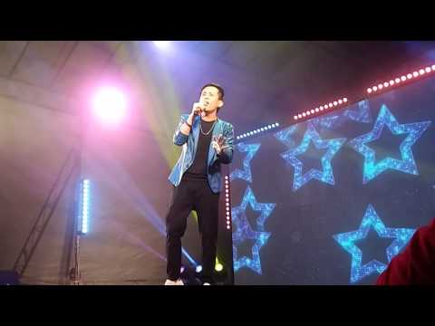 承泽 sang a Cantonese song.