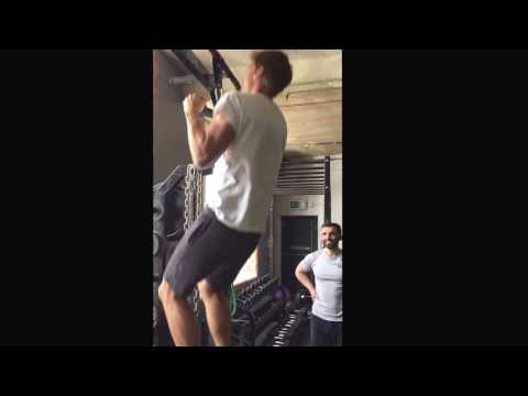 Nikolaj Coster-Waldau, Michael Cullen and Rory Girvan attempt the Dog Bone Pull-up Challenge!