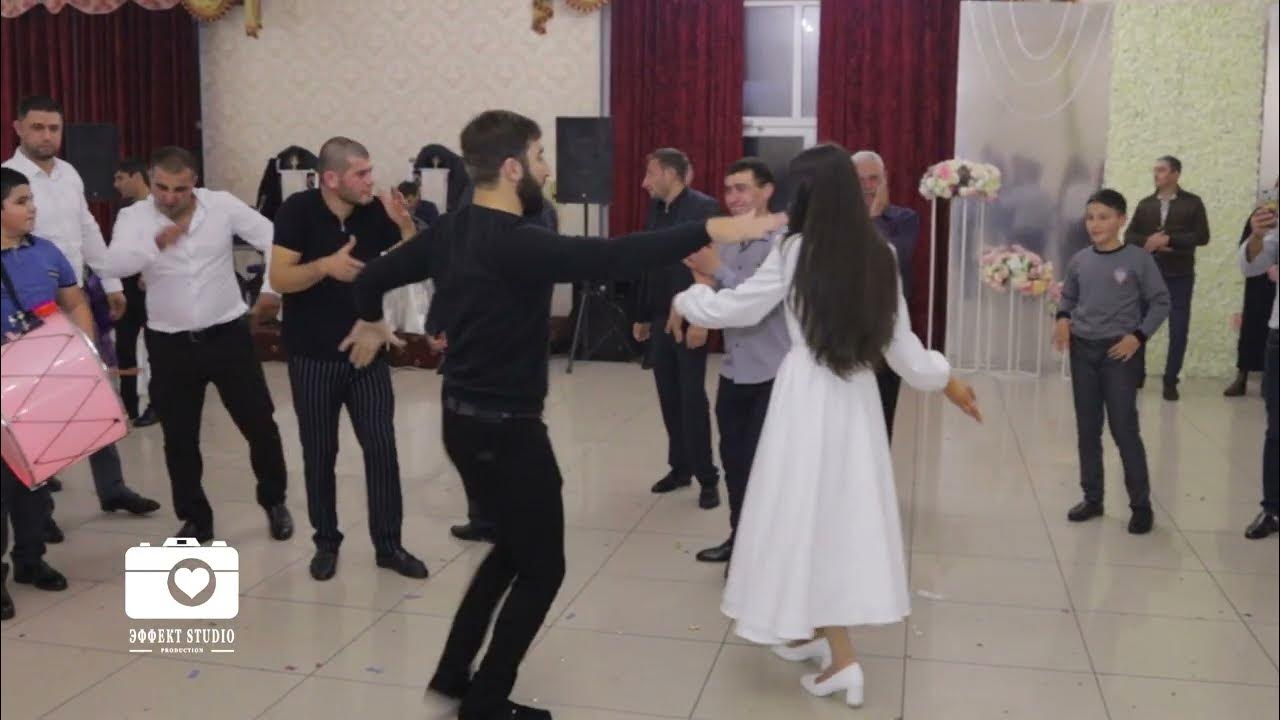 Брат на лезгинском. Женская лезгинка на свадьбе. Чеченская свадьба лезгинка. Лезгинка жениха и невесты. Танец лезгинка на свадьбе.