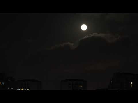    مشهد ليلي لضوء القمر خلال حركة الغيوم بسرعة