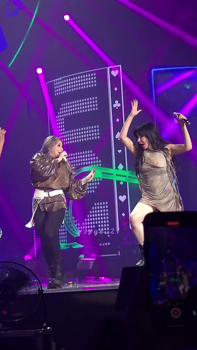 [CUT] ParkBom 2NE1 Almost tumbling action on stage | #veetv #2ne1 #kpop #malaysia