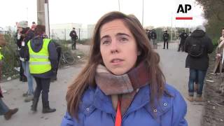 Three buses with migrant children leave Calais