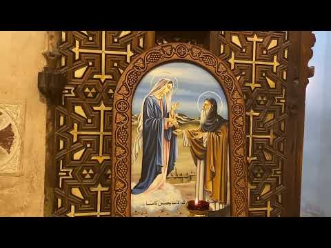 الآباء الرهبان يصلون لحن أوكيريوس ميتاسو فى عشية نقل جسد القديس الأنبا يحنس كاما إلى دير السريان