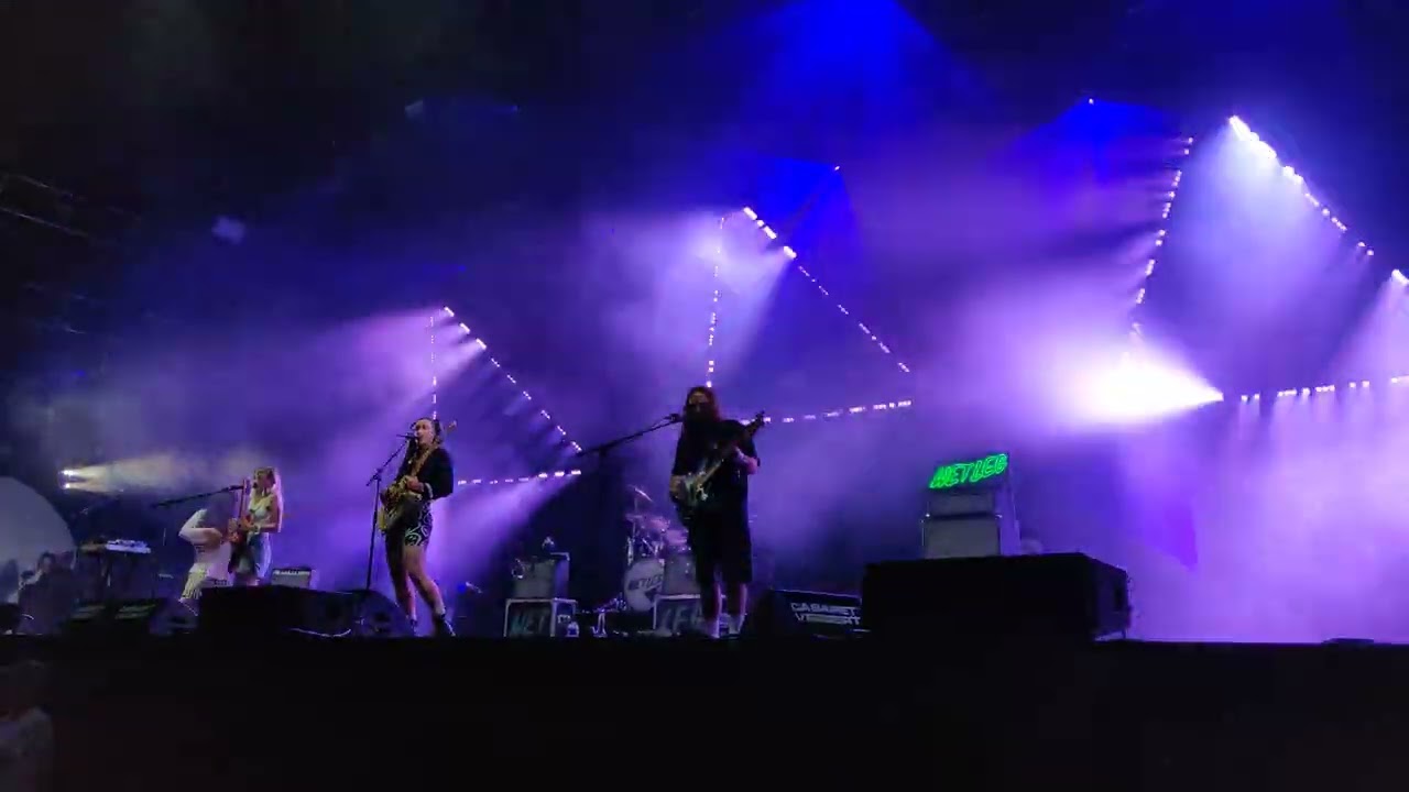 Wet Leg Chaise Longue au Cabaret Vert 2022 4K YouTube