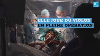 Une musicienne joue du violon pendant une opération du cerveau