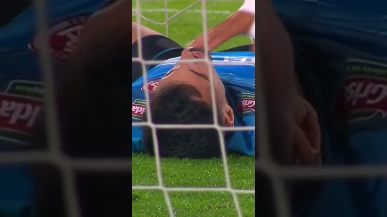 IMAGENS FORTES! GOLEIRO FICA DESACORDADO APÓS FORTE CHOQUE DE CABEÇA #Shorts