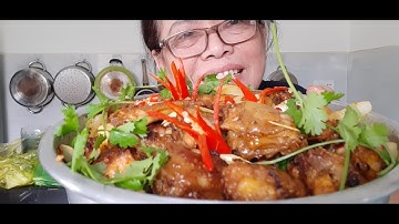 Mẹ tập con gái vào bếp cách làm gà roti nước dừa thơm ngon ngày Tết clip 98