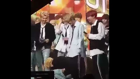 지민오빠 넘어지고 웃는거 너무귀여워❤