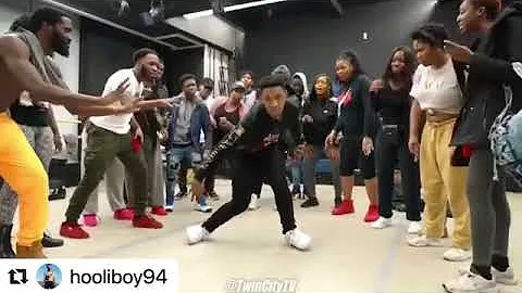 @HOOLIBOY94 Dancing to "Secure the Bag" by Martinsfeelz Ft. Falz