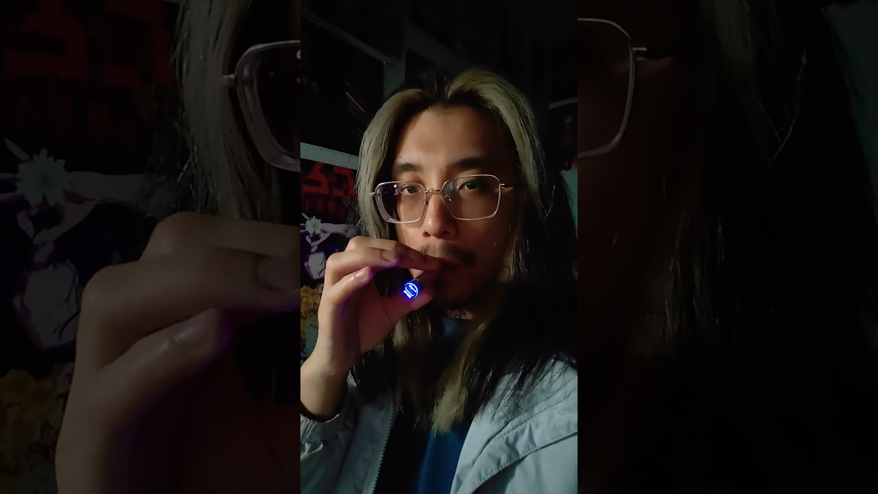 Поздний час ночи, затяжка из вейпа с розином