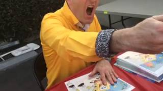 Tom Kenny, the voice of Spongebob, signs our autograph! Resimi