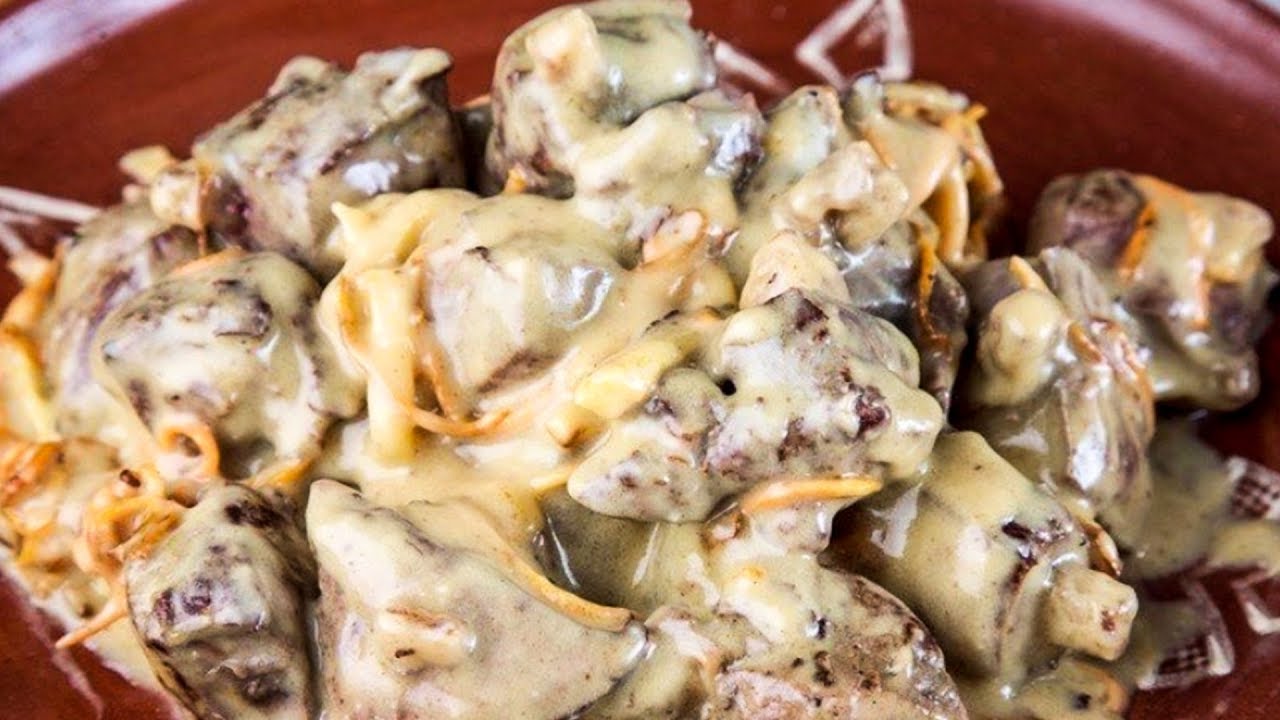 Жареная куриная печень с луком и морковью. Куриная печень в сметанном соусе. Куриная печень в сливочном соусе. Печень в сметанном соусе. Куриная печень в сырном соусе.